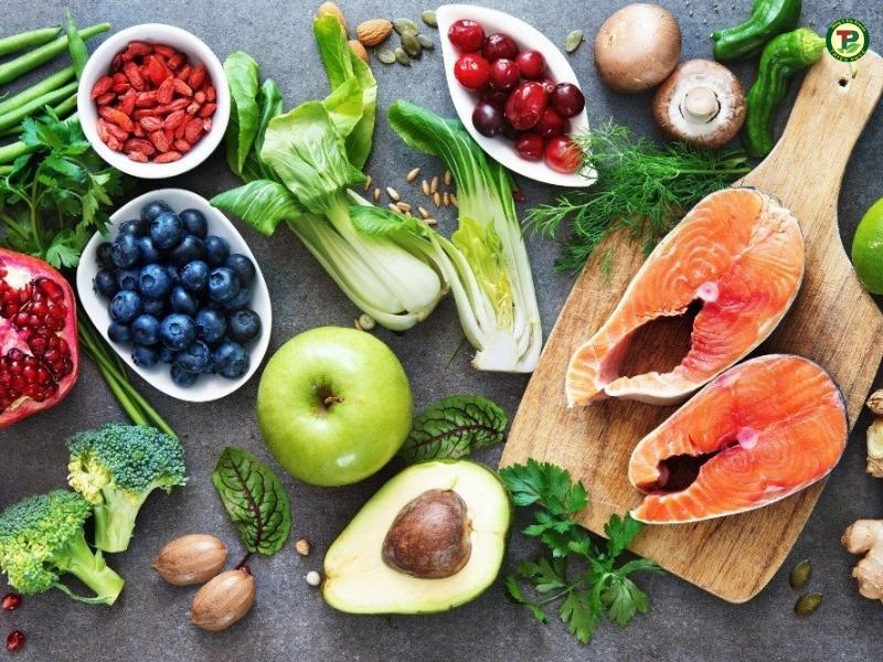 Nên bổ sung thực phẩm giàu vitamin, khoáng chất.